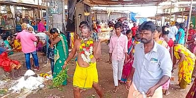 தாயமங்கலம் ஸ்ரீ முத்துமாரியம்மன் கோயிலில் பக்தர்கள் நேர்த்திக்கடன் - புகைப்படங்கள்