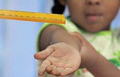 பொட்டுக்காக சிறுமியை அடித்த ஆசிரியர்: தந்தையின் புகாரால் பணியிடை நீக்கம்