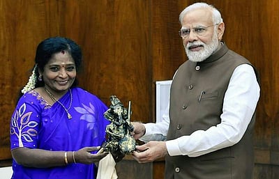 மோடிக்கு அழகிய விநாயகரை பரிசளித்த தமிழிசை