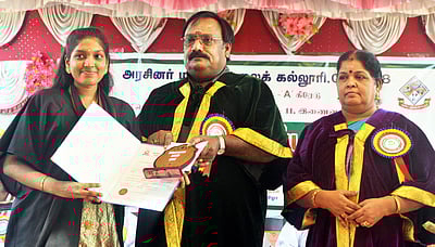 அரசு மகளிா் கல்லூரியில் பட்டமளிப்பு விழா