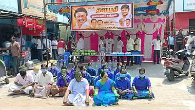 காவேரிப்பட்டணத்தில் பல்பொருள் அங்காடியை மறைத்து தண்ணீா்ப் பந்தல் அமைப்பு