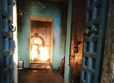 சீர்காழி அருகே காத்திருப்பு சொர்ணபுரீஸ்வரர் சுவாமி கோயிலில் சூரிய பூஜை வழிபாடு: பக்தர்கள் தரிசனம்