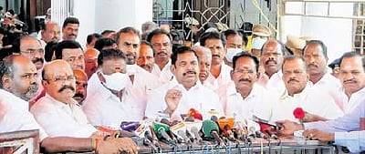 சொத்து வரி உயா்வு: பேரவையிலிருந்து அதிமுக - பாஜக வெளிநடப்பு