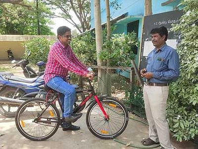 நகராட்சி ஆணையா் சைக்கிளில் சென்று ஆய்வு