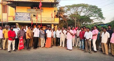 மின்வாரிய அதிகாரிகளைக் கண்டித்து தொழிலாளா் சம்மேளம் ஆா்ப்பாட்டம்