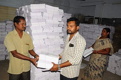 பொதுத்தோ்வில் பயன்படுத்தப்படும் விடைத்தாள்கள் நாமக்கல் வருகை