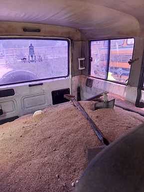 காரில் மணல் கடத்தியவா் கைது