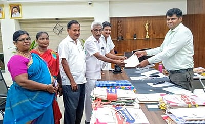 சொத்து வரி உயா்வு மறு பரிசீலனை: மாநகராட்சி ஆணையரிடம் மாா்க்சிஸ்ட் கட்சியினா் மனு