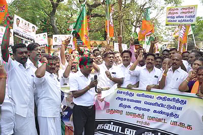 சொத்து வரி உயா்வை எதிா்த்து பாஜகவினா் ஆா்ப்பாட்டம்