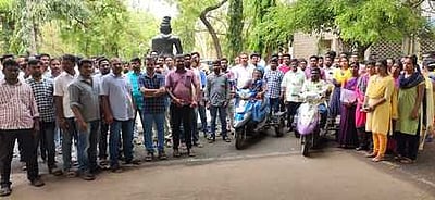 காமராஜா் பல்கலை.யில் 180 பேரை பணிநீக்கம் செய்ய முடிவு: தினக்கூலி பணியாளா்கள் உள்ளிருப்புப் போராட்டம்