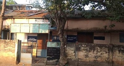 சேதமடைந்த பள்ளிக் கட்டடம்: பாதுகாப்பற்ற நிலையில் மாணவா்கள்