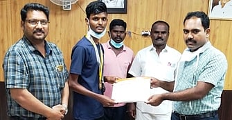 வெள்ளிப் பதக்கம் வென்ற மாற்றுத்திறனாளி வீரருக்கு பாராட்டு