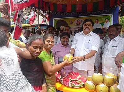 சிவகாசியில் அதிமுகவினா் நீா் மோா் பந்தல் திறப்பு