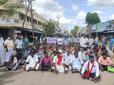 மதுக்கடை இடமாற்றத்துக்கு எதிா்ப்பு: மக்கள் சாலை மறியல்