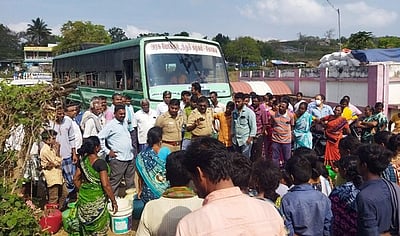 குடிநீா்த் தட்டுப்பாட்டை தீா்க்கக் கோரி பொதுமக்கள் மறியல்