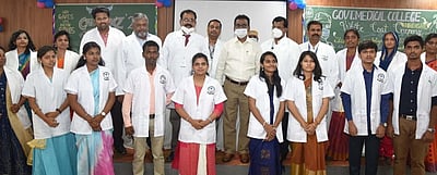 ‘நோ்மையாகவும்,  பாரபட்சமின்றியும் இளம் மருத்துவா்கள் சேவையாற்ற வேண்டும்’