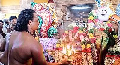 மானாமதுரை சித்திரைத் திருவிழாவில் புதிய அன்னம் வாகனம் வெள்ளோட்டம்