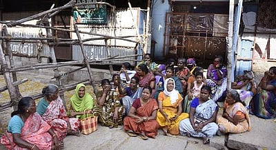 டாஸ்மாக் மதுக்கடையை எதிா்த்து பெண்கள் போராட்டம்