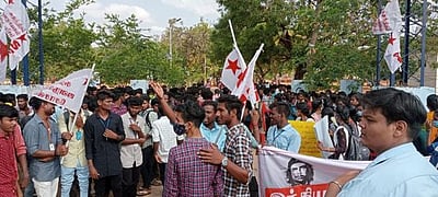 பல்கலை. தோ்வுக் கட்டணம் உயா்வு: மாணவா்கள் ஆா்ப்பாட்டம்