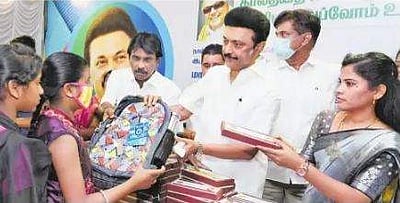 கொளத்தூரில் புதிய சாலை, மைதானம் அடிக்கல் நாட்டினாா் முதல்வா்