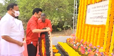 மே தினம்: நினைவுச் சின்னத்துக்கு முதல்வர் மலரஞ்சலி