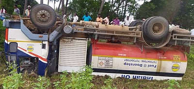 சீர்காழி அருகே டீசலுடன் டேங்கர் லாரி கவிழ்ந்தது: ஓட்டுநர் காயம்