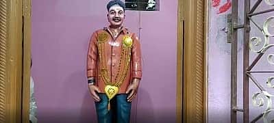 காஞ்சிபுரத்தில் இறந்த மகனுக்கு முழு உருவ சிலை செய்த பெற்றோர்