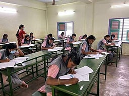 பிளஸ்- 2 பொதுத்தோ்வு இன்று தொடக்கம்: பெரம்பலூரில் 7,276 போ் தோ்வெழுதுகின்றனா்