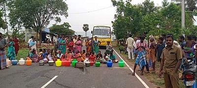 மேட்டூர் அருகே குடிநீர் கேட்டு காலி குடங்களுடன் பெண்கள் சாலை மறியல்: போக்குவரத்து பாதிப்பு