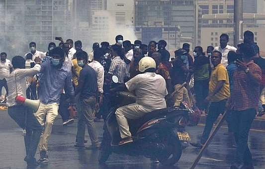 வன்முறையில் 7 பேர் பலி; வெளிநாட்டுக்குத் தப்பிச் செல்கிறாரா மகிந்த ராஜபட்ச?