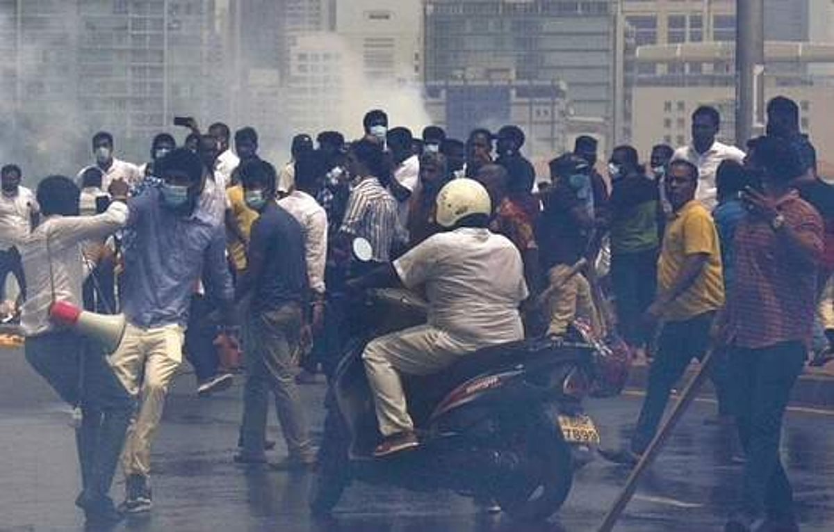 வன்முறையில் 7 பேர் பலி; வெளிநாட்டுக்குத் தப்பிச் செல்கிறாரா மகிந்த ராஜபட்ச?