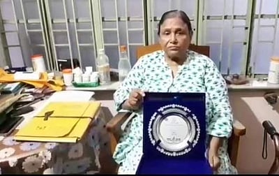 மம்தாவுக்கு இலக்கிய விருது: மூத்த எழுத்தாளர் விருதை திருப்பியளித்தார்