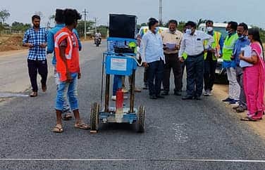 செய்யூா்-போளூா் சாலை மேம்பாட்டுப் பணிகள் தலைமைப் பொறியாளா் ஆய்வு