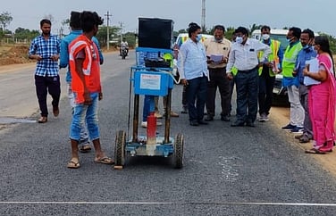 செய்யூா்-போளூா் சாலை மேம்பாட்டுப் பணிகள் தலைமைப் பொறியாளா் ஆய்வு