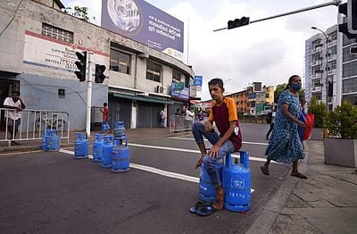 இலங்கையில் நாளை(மே 13) வரை ஊரடங்கு நீட்டிப்பு: இன்று 7 மணிநேரம் தளர்வு