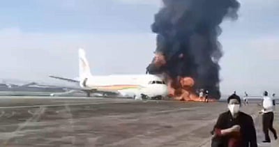 சீனாவில் ஓடுபாதையில் தீப்பிடித்து எரிந்த விமானம்: 122 பேர் உயிர் தப்பினர்(விடியோ)