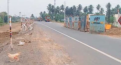 அறிவிப்பு பதாகைகள் இல்லாமல் நடைபெறும் சாலை விரிவாக்கப் பணிகள்