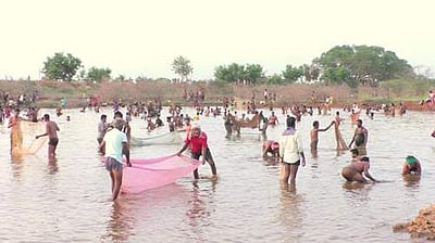 மணப்பாறை அடுத்த மொண்டிப்பட்டியில் மீன்பிடித் திருவிழா