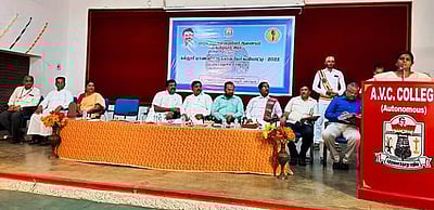 மாணவா்கள் படிக்கும்போதே பன்முகத் திறமைகளை வளா்த்துக்கொள்ள வேண்டும்