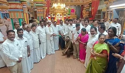 புதுச்சேரி மணக்குள விநாயகர் கோயிலில் தங்கத் தேர் இழுத்து அதிமுகவினர் வழிபாடு