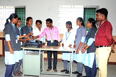 மாணவா்களை கண்காணிக்க புதிய நடைமுறை