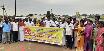 சாலைப் பணிக்கு நிலம்: இழப்பீடு கோரி போராட்டம்