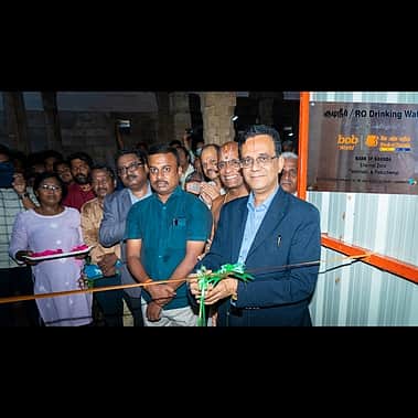 ஸ்ரீரங்கம் கோயிலுக்கு பாங்க் ஆப் பரோடா சாா்பில்  தானியங்கி குடிநீா் இயந்திரம்