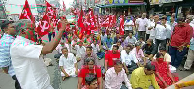 புதுச்சேரி நகராட்சியைக் கண்டித்து நடைபாதை வியாபாரிகள் மறியல்: 80 போ் கைது