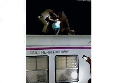 ரயில் மீது ஏறி முதியவர் தற்கொலை முயற்சி: அரக்கோணத்தில் பரபரப்பு!