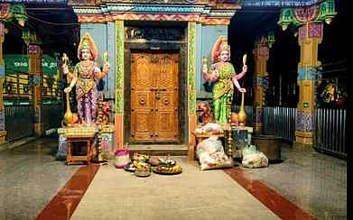 இரு தரப்பினா் பிரச்னை: கோயிலுக்கு பூட்டு