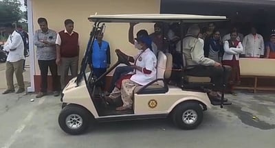 குன்னூா் அரசு லாலி மருத்துவமனைக்கு பேட்டரி காா்