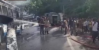 ஜம்மு-காஷ்மீரில் ஓடும் பேருந்தில் தீ: 4 பேர் பலி