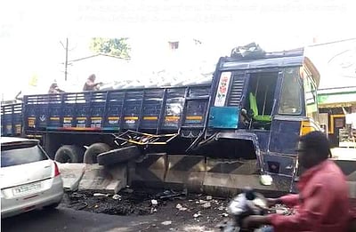 உரமூட்டை ஏற்றி வந்த லாரி சாலை தடுப்பில் மோதி விபத்து: பரபரப்பு சிசிடிவி காட்சிகள் வெளியீடு
