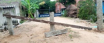 பள்ளிக்கு செல்லும்பாதை  அடைப்பு